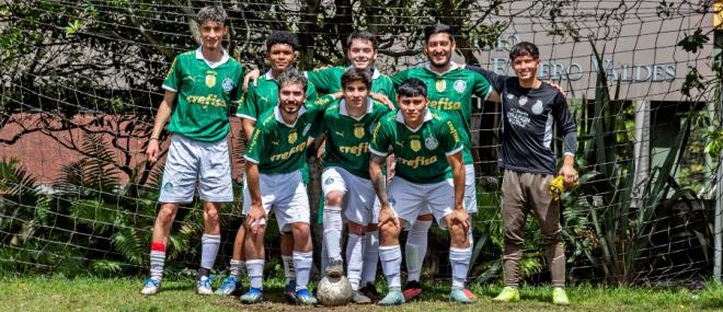 Equipo de futbol de Utadeo reunido en la cancha principal