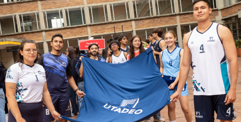 Deportistas tadeístas izan la bandera durante la ceremonía de apertura de la Olimpiada