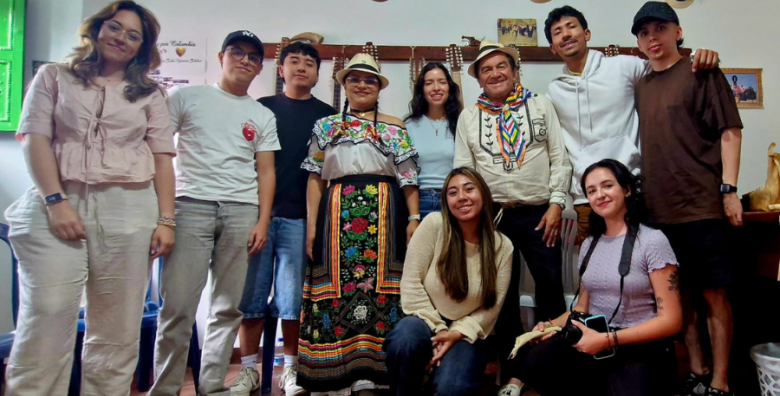 estudiantes con mujeres bordadoras de Velez