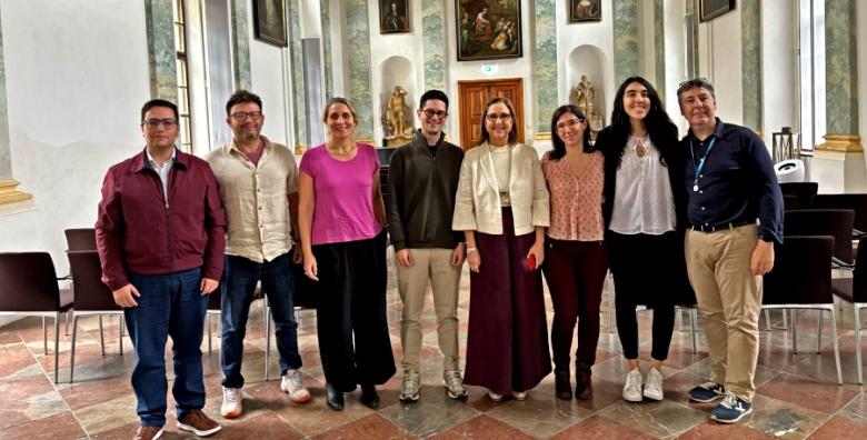profesor Favio Cala Vitery (Utadeo) junto al estudiante doctoral Wanderley Arias y el equipo del AI Working Group