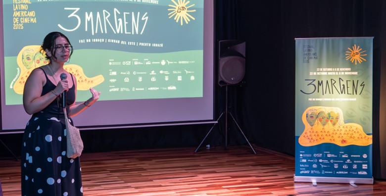 Juliana Silva Lobelo presentando su cortometraje ante los asistentes al festival