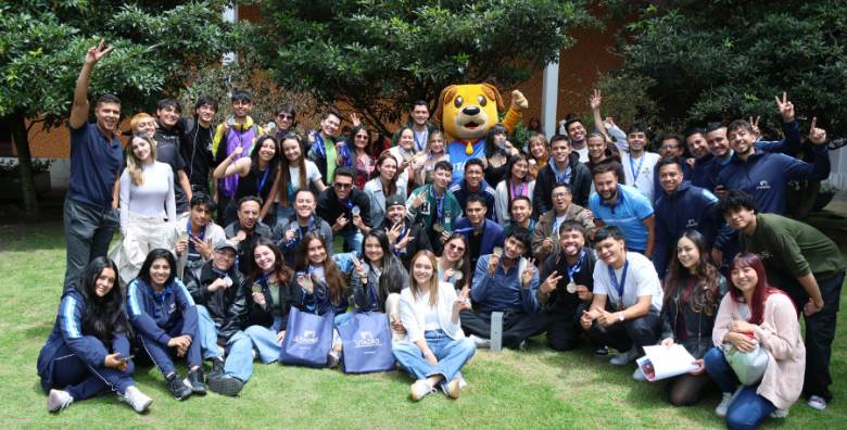 Decenas de estudiantes, colaboradores y egresados durante la clausura de la Olimpiada Tadeísta