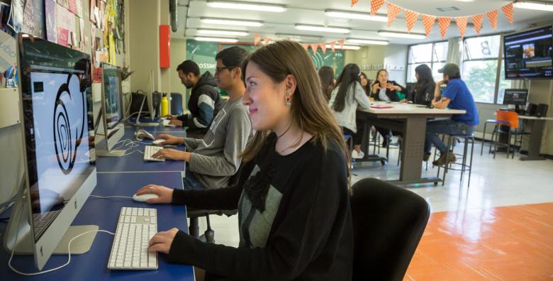 Estudiantes de comunicación social y periodismo de Utadeo en el Cross Media Lab
