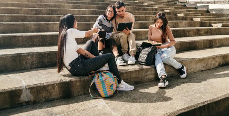 grupo de estudiantes universitarios sentados en unas gradas