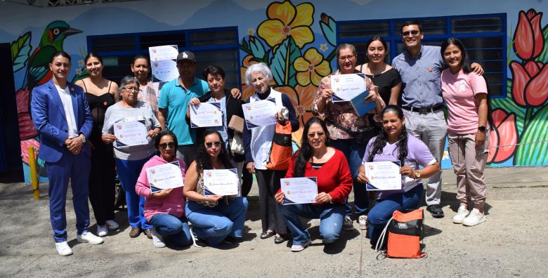 Grupo de mujeres acompañadas de tadeístas en Cali