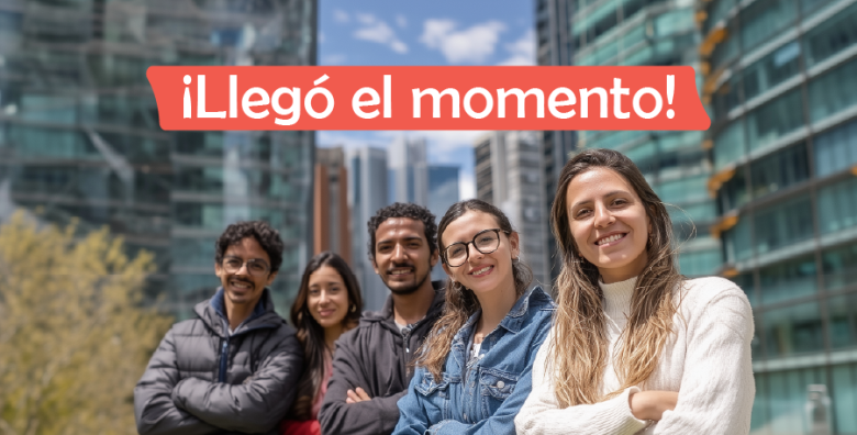 Tres mujeres y dos hombres de brazos cruzados bajo la frase "llegó el momento"