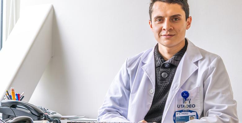 Doctor Esteban Guerrero en su oficina de Utadeo