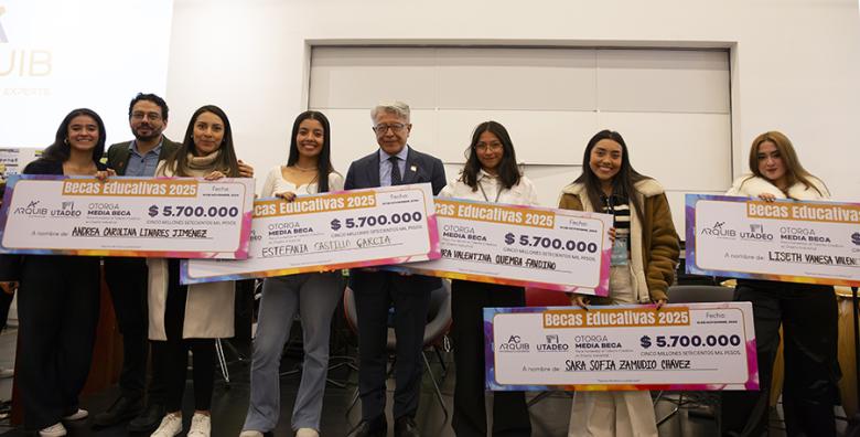 Estudiantes de diseño de Utadeo celebran sus medias becas