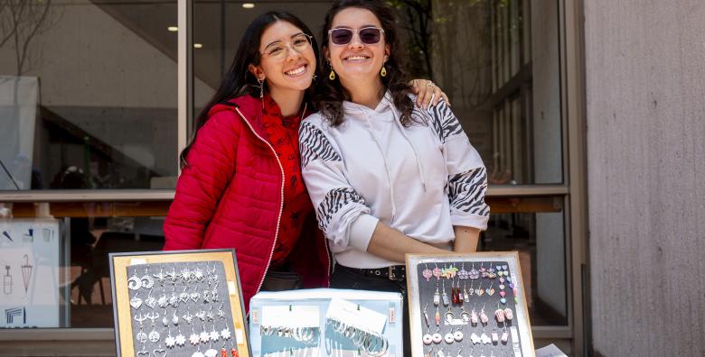 Estudiantes de Utadeo con su emprendimiento