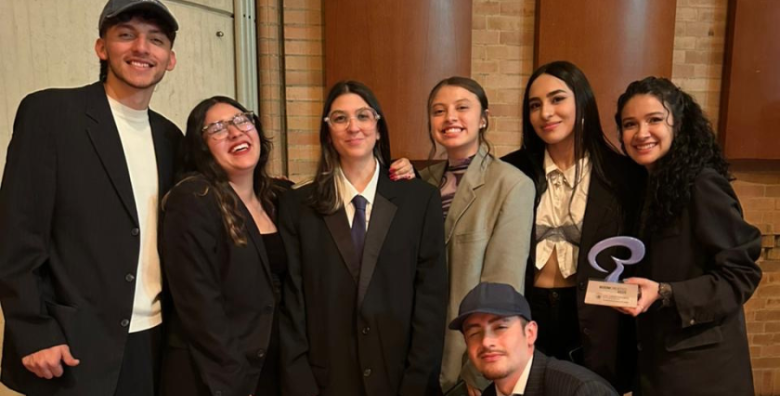 Grupo de estudiantes de Publicidad de Utadeo celebrando su Oro de los Premios El Boom