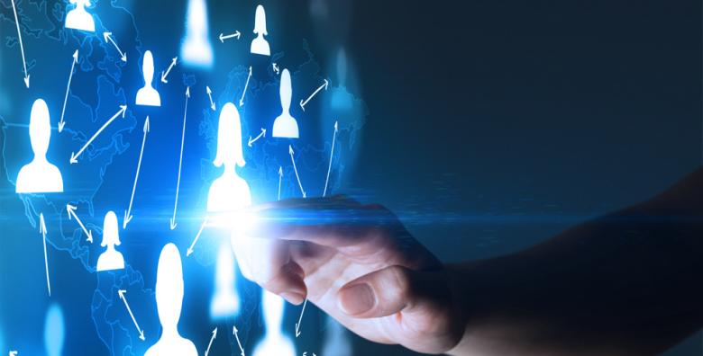 Una mano tocando una pantalla azul con íconos de hombres y mujeres interconectados.