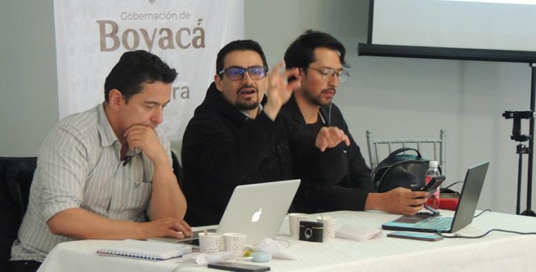 El profesor Alberto Tamayo junto a Rosmael García en la presentación de los documentos técnicos