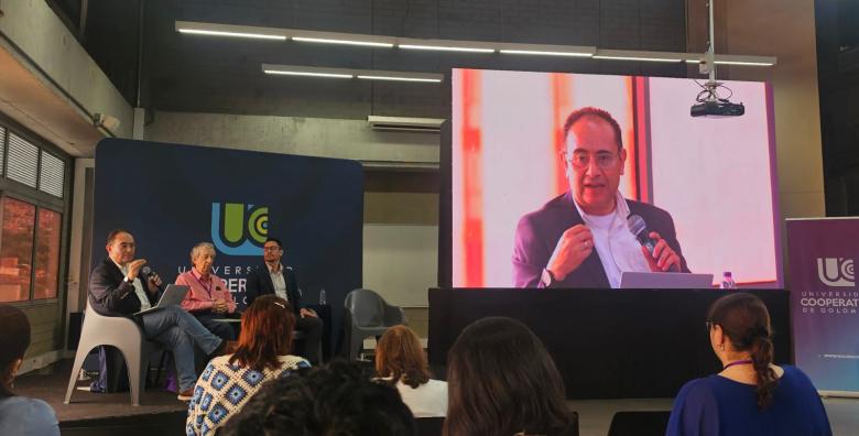 Diego Cardona, director del Área Académica de Negocios de Utadeo, durante su intervención en la Segunda Convención Interfaz Política–Ciencia