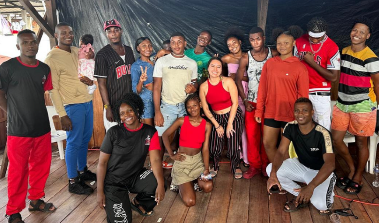 Hombres y mujeres de la comunidad afro posan para una foto, tras recibir formación en gestión cultural