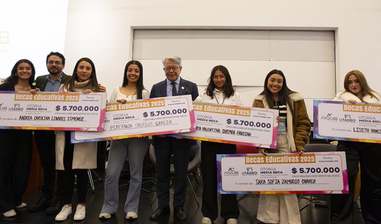Estudiantes de diseño de Utadeo celebran sus medias becas
