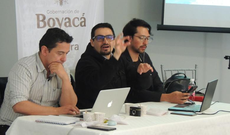 El profesor Alberto Tamayo junto a Rosmael García en la presentación de los documentos técnicos