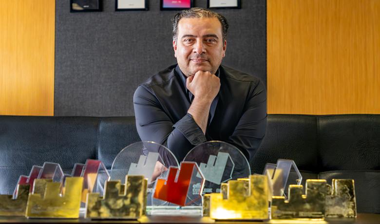 Jairo _Sojo con los reconocimientos 