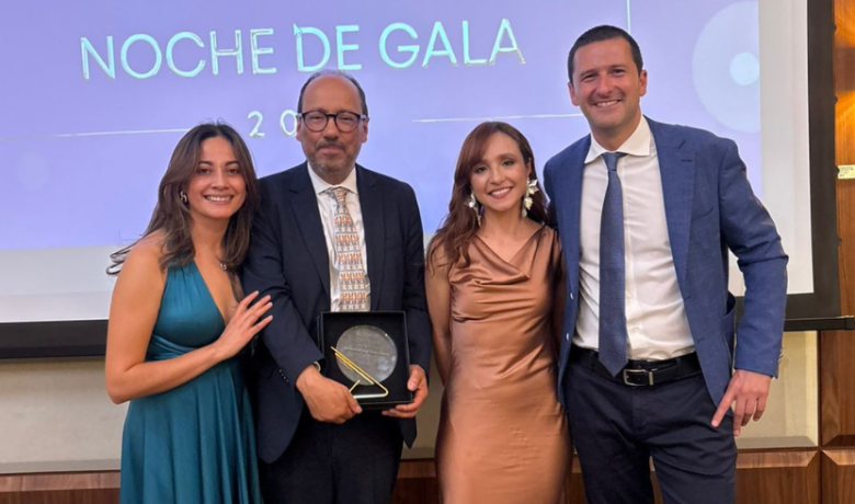 directivos recibiendo premio