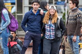 Y que el concierto sirva de excusa para encontrarnos y ser felices. Foto: María del Mar Osorio, estudiante de Cine y Televisión y Sebastián Franco, estudiante de Comunicación Social y Periodismo.