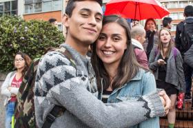 El amor también hizo presencia en nuestro concierto de Acreditación Multicampus. En la foto: Fermmin Amado, estudiante del programa de Arquitectura, e Isabela Cardozo.