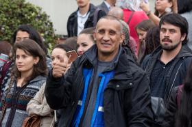 Estudiantes, profesores y administrativos celebramos como una gran familia. En la foto: Ricardo Rojas, de la Oficina de Deportes.