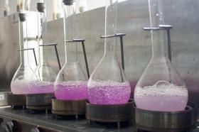 Análisis de componentes químicos en el Laboratorio de Suelos.