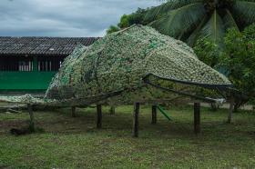Escultura en forma de ballena Jorobada en un colegio de Nuquí.