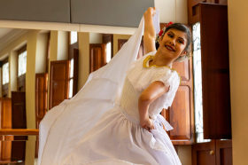 Estudiante tadeísta bailando en un vestido blanco durante las audiciones del Encuentro de Intérpretes de Danza