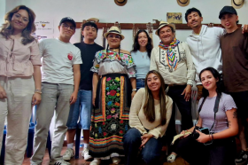 estudiantes con mujeres bordadoras de Velez