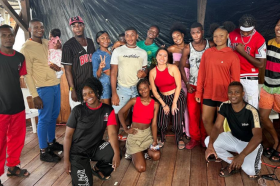 Hombres y mujeres de la comunidad afro posan para una foto, tras recibir formación en gestión cultural