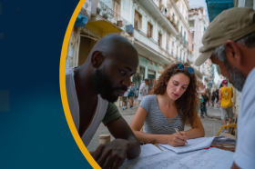 Imagen de tres personas revisando apuntes de estudio