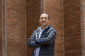 Carlos Arango, profesor de Utadeo en la entrada principal de Utadeo