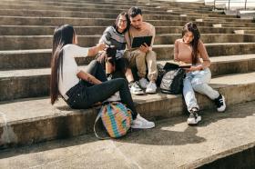 grupo de estudiantes universitarios sentados en unas gradas