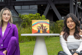 Camila Alejandra Rodríguez y Leidy Johanna Cely con su cartilla 'Pequeños Patriotas'.