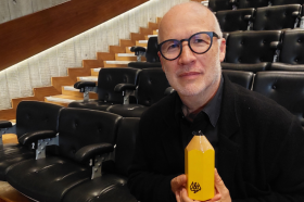 El publicista Juan Pablo Rocha con su premio Lápiz Amarillo