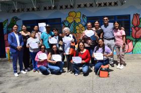 Grupo de mujeres acompañadas de tadeístas en Cali