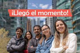 Tres mujeres y dos hombres de brazos cruzados bajo la frase "llegó el momento"