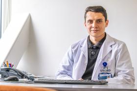 Doctor Esteban Guerrero en su oficina de Utadeo