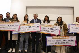 Estudiantes de diseño de Utadeo celebran sus medias becas