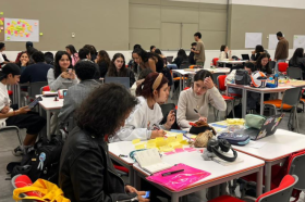Estudiantes de Diseño Gráfico trabajando durante la hackathon Entorno Centro