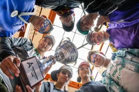 Grupo musical de Utadeo con su trofeo de 'Asimétrico'