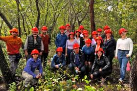 Profesores e investigadores en salida de campo de análisis de reforestaciones