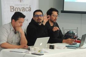 El profesor Alberto Tamayo junto a Rosmael García en la presentación de los documentos técnicos