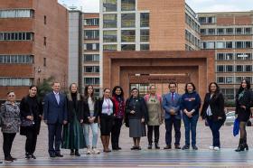 Grupo de rectores de colegios en Bogotá en la entrada principal de Utadeo