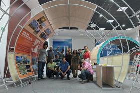 Equipo de trabajo reunido bajo la Estructura Museal Itinerante