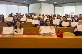 Los 51 estudiantes reconocidos con las Becas Excelencia posan con sus diplomas