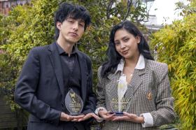 Los tadeístas Laura Flórez y Cristian Pinzón con sus premios Mario Hernández