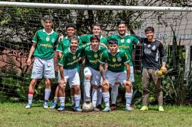 Equipo de futbol de Utadeo reunido en la cancha principal