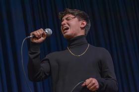 El ganador del Encuentro de Intérpretes de Utadeo cantando