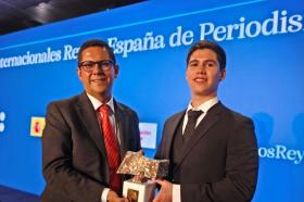 Profesor Óscar parra con el premio Rey de España.